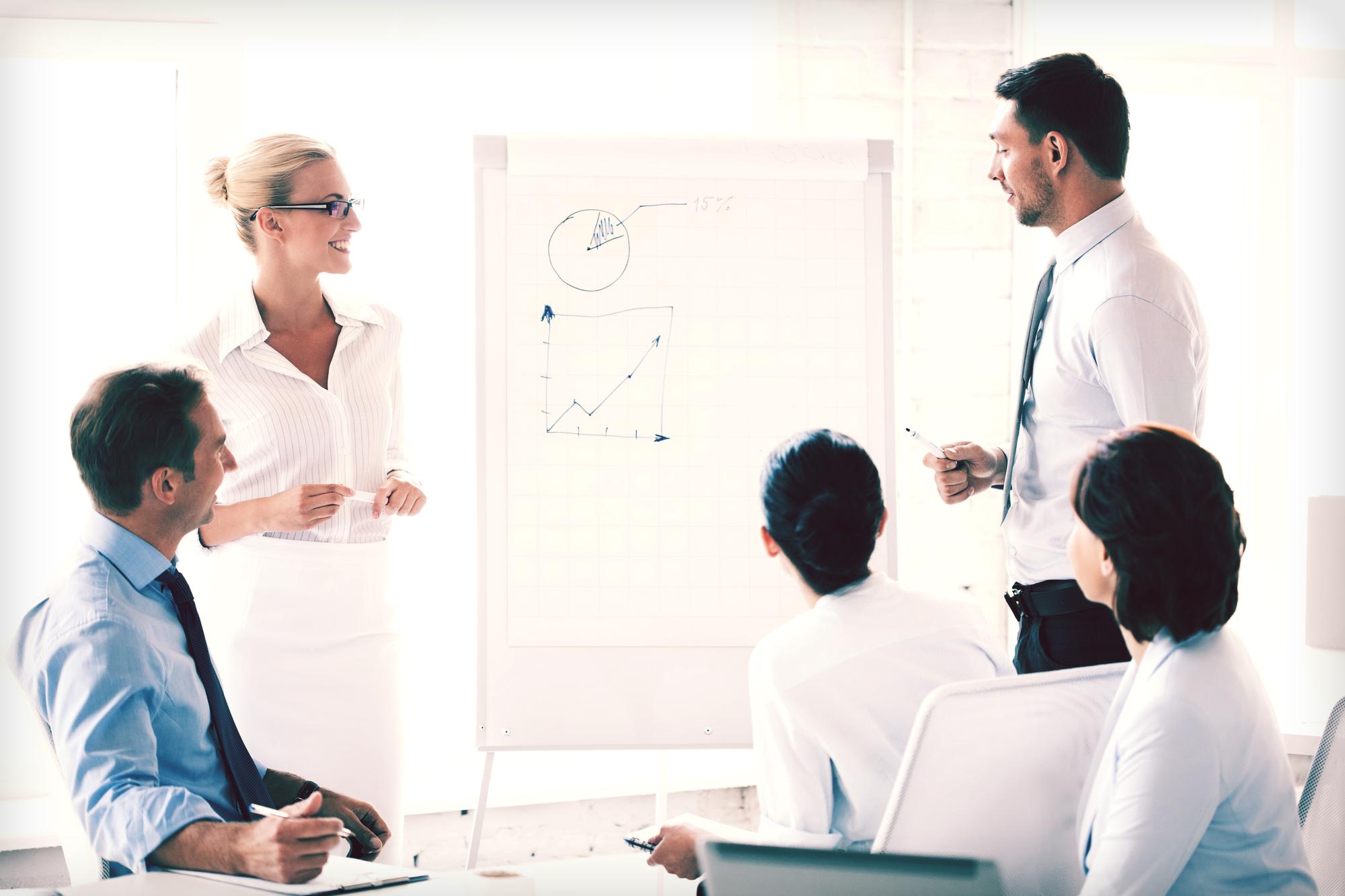 Workshopraum mit Teilnehmern und Flipchart